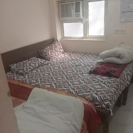 Ever Green Guest House Travel & Pg Ню Делхи Екстериор снимка